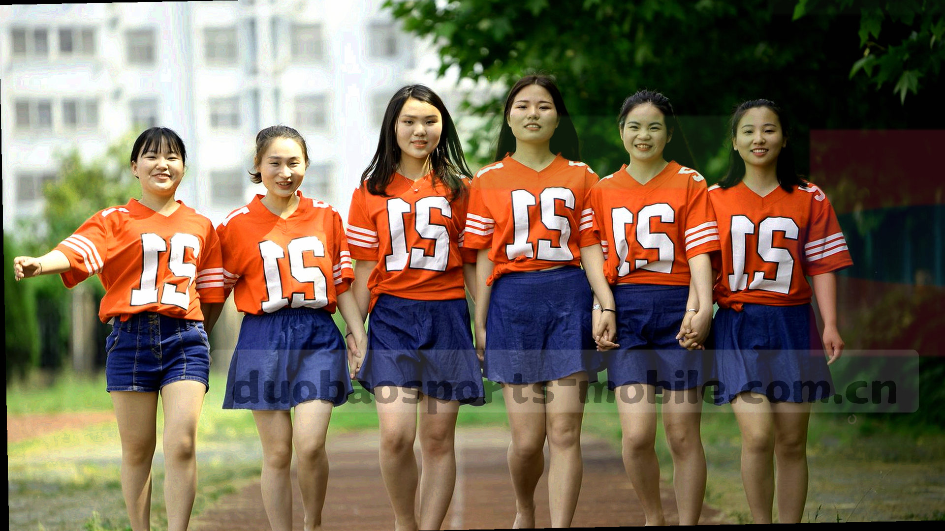 一场体育比赛正在进行，运动员冲向镜头的动感画面